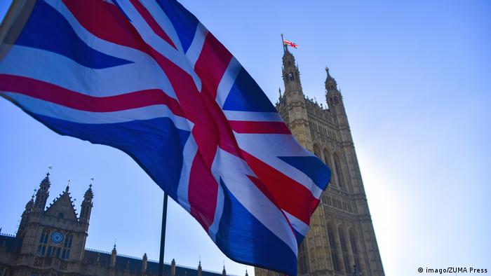 Британский флаг на фоне парламента страны. После инцидента с Ryanair Лондон включил в черный список 11 человек и два юрлица из Беларуси