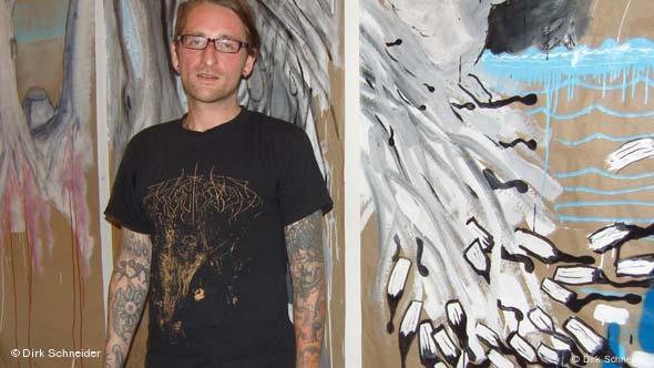 Künstler David Radon vor eigenen großformatigen Kunstwerken (Foto: Dirk Schneider)