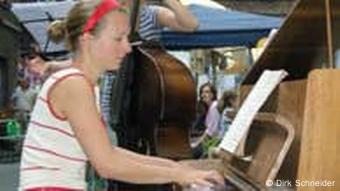Pianistin im hellen Somerkleid am Klavier und junger Mann mit Kontrabass im Hinterhof (Foto: Dirk Schneider)