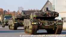 11.10.2018, Norwegen, Fredrikstad: Zwei Leopard 2 Panzer und ein Lastkraftwagen der Bundeswehr werden nach ihrer Verschiffung für das Großmanöver der Nato in Norwegen Trident Juncture auf das Hafengelände von Fredrikstad gefahren. Foto: Mohssen Assanimoghaddam/dpa | Verwendung weltweit