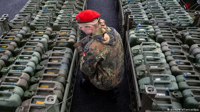 A German soldier inspects cannisters ahead of NATO's Trident Juncture exercise in Norway (picture-alliance/dpa/M. Assanimoghaddam)