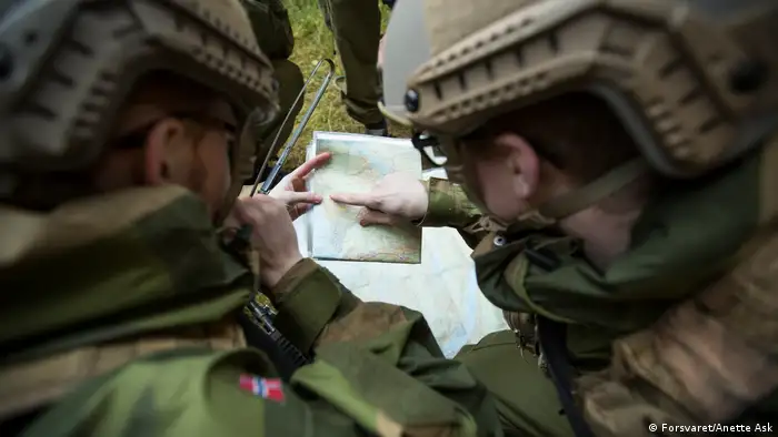 Two Norwegian soldiers inspect a map during an October 2015 exercise (Forsvaret/Anette Ask)