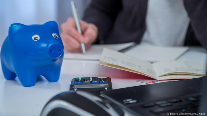 Frau bei Finanzplanung (picture-alliance/dpa/C. Klose)