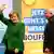 Deutschland, Fulda: Der hessische Ministerpräsident Volker Bouffier Bundeskanzlerin Angela Merkel nehmen an der letzten Wahlkampagne vor den bevorstehenden Landtagswahlen teil