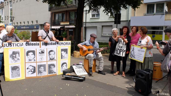 Deutschland Kundgebung vor dem Haus von Hartmut Hopp in Krefeld (FDCL e.V. )