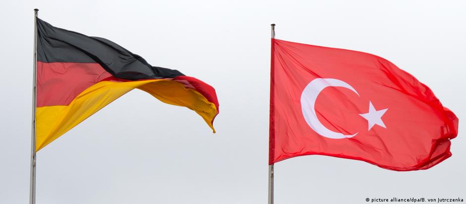 Türkische und deutsche Fahnen