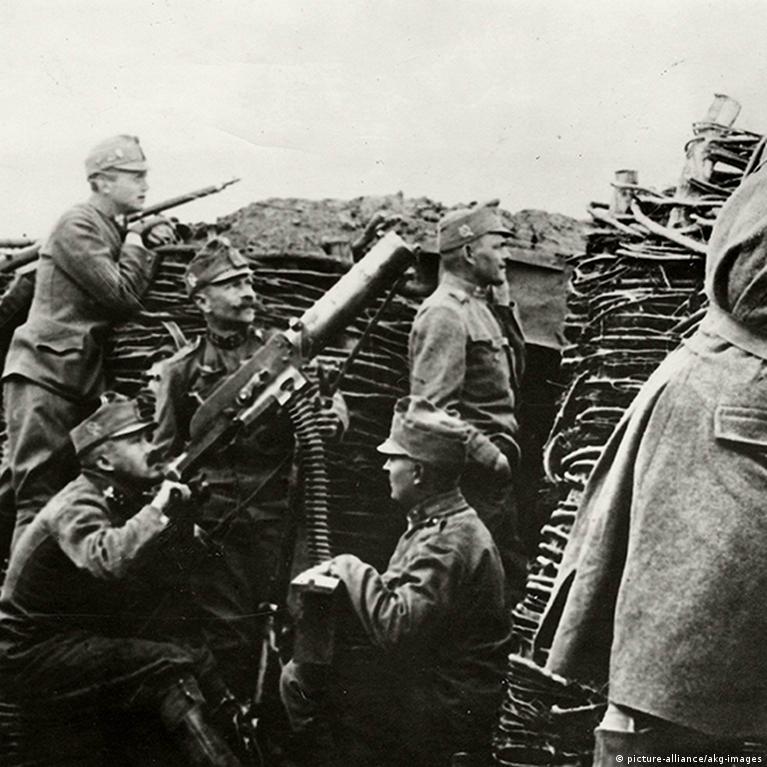 Yuzlariga tegib turgan odamlarning videolari