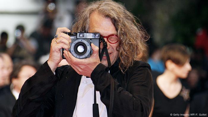 Der Regisseur Wim Wenders mit Kamera in der Hand - hier in Cannes.