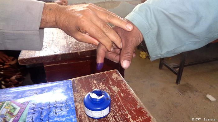 Kandahar Wahl in Afghanistan - Bürger wählen trotz Risikos (DW/I. Spesalai)