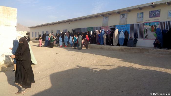 Kandahar Wahl in Afghanistan - Bürger wählen trotz des Sicherheitsrisikos (DW/I. Spesalai)