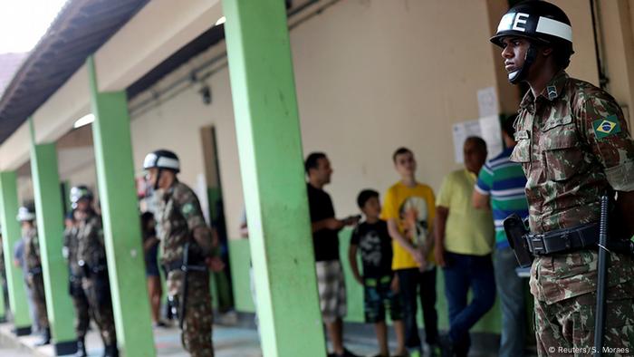 Militares em seção eleitoral durante as eleições de 2018