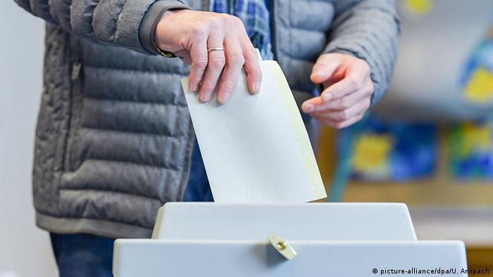 Deutschland Hessen Landtagswahlen - Stimmabgabe (picture-alliance/dpa/U. Anspach)