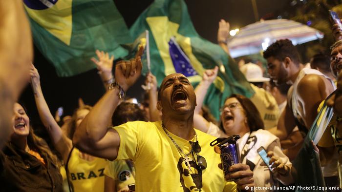 Eleitores comemoram vitória de Jair Bolsonaro