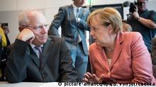 Bundeskanzlerin Angela Merkel (r, CDU) und Bundesfinanzminister Wolfgang Schäuble (CDU) unterhalten sich am 20.09.2016 in Berlin zu Beginn der Fraktionssitzung der Unionsfraktion im Deutschen Bundestag. Die Rechnung von Angela Merkel und Wolfgang Schäuble wird wohl nicht ganz aufgehen. Als diesjährige Gastgeber der mächtigen G20-Runde der Top-Wirtschaftsmächte wollten sich die Kanzlerin und ihr Finanzminister im Wahljahr auch als Kämpfer gegen Steuertricks internationaler Konzerne und für weltweiten Schuldenabbau sowie Afrika-Partnerschaften präsentieren. (zu dpa «Ungewolltes Top-Thema: «America First» überlagert G20-Agenda» vom 15.03.2017) Foto: Bernd von Jutrczenka/dpa +++(c) dpa - Bildfunk+++ | Verwendung weltweit