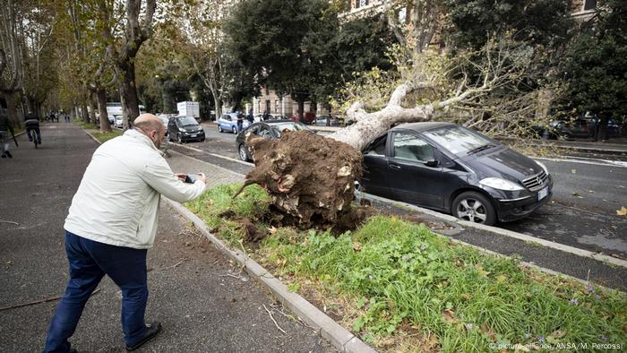 Italien Wegen Unwetter Weiter Im Ausnahmezustand Aktuell Europa Dw 30 10 2018