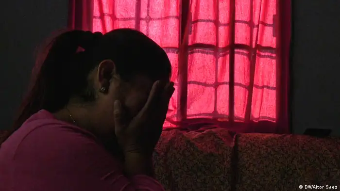 Mujer se cubre el rostro. (DW/Aitor Saez)