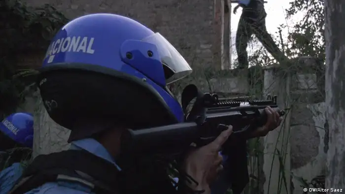 Policía apunta con un arma (DW/Aitor Saez)