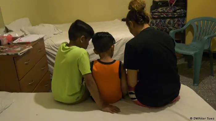 Familia en una habitación. (DW/Aitor Saez)