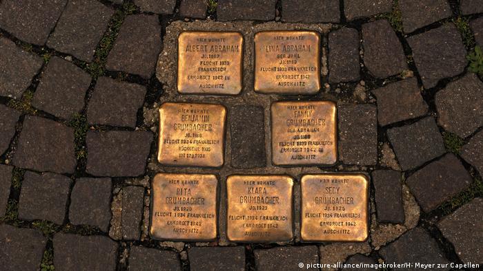 Sieben kleine Gedenksteine, die im Pflaster eingebaut sind und an Menschen erinnert, die 1942 ins KZ deportiert wurden ( Copyright: picture-alliance/imagebroker/H-Meyer zur Capellen)