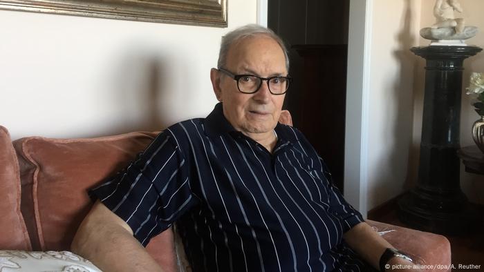 Ennio Morricone sitzt zuhause auf dem Sofa