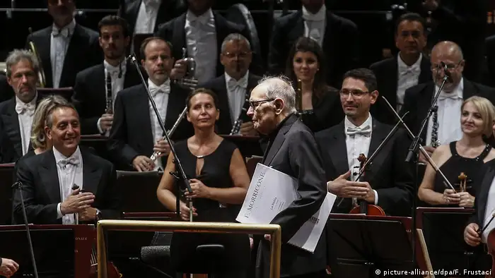 Ennio Morricone geht am Orchester vorbei (picture-alliance/dpa/F. Frustaci)