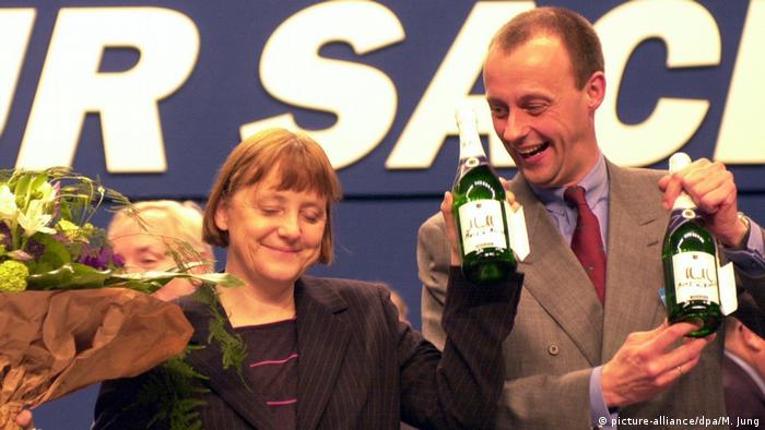  Angela Merkel und Friedrich Merz feiern auf einem Parteitag im April 2000