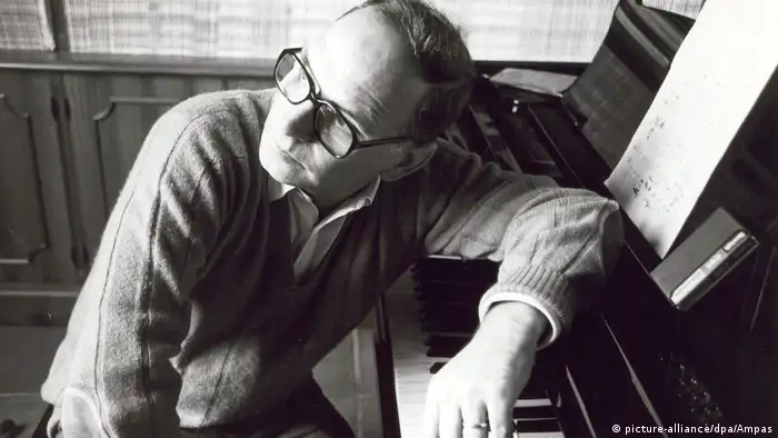 Komponist Ennio Morricone lehnt sich 2007 auf sein Klavier (picture-alliance/dpa/Ampas)
