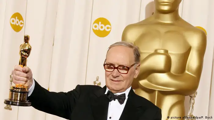  Ennio Morricone hält seinen Oscar hoch (picture alliance/dpa/P. Buck)