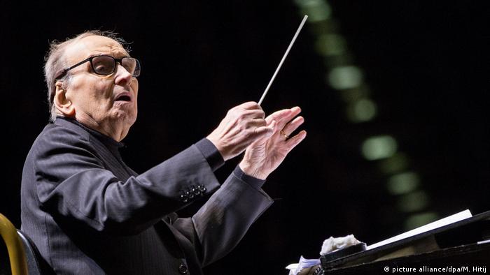 Ennio Morricone mit Taktstock am Dirigentenpult