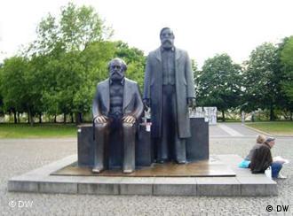 Statuia lui Marx şi Engels la Berlin