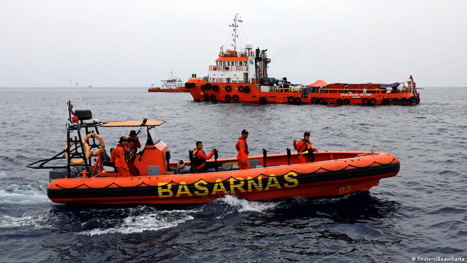 Un barco naufraga en Indonesia y hay 11 desaparecidos – DW – 15/07/2025