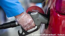 ARCHIV - 23.10.2018, Nordrhein-Westfalen, Düsseldorf: Ein Mann tankt an einer Tankstelle Diesel in sein Auto. Statistisches Bundesamt gibt am 30.10.2018 Inflationsrate für den Oktober bekannt. Foto: Christophe Gateau/dpa +++ dpa-Bildfunk +++ | Verwendung weltweit