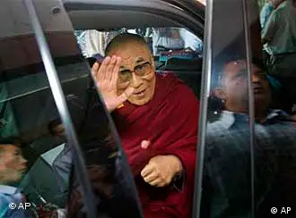 达赖喇嘛赴台为风灾灾民祈福