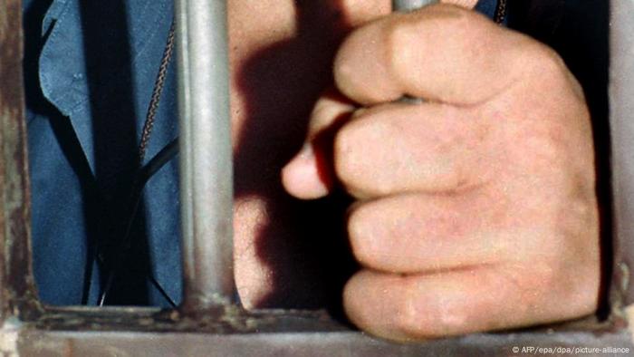  تتهم منظمات حقوقية دولية ومحلية السلطات المصرية بقمع كافة اشكال المعارضة وتقدر عدد السجناء السياسيين بـ60 الفا، ما تنفيه القاهرة. 