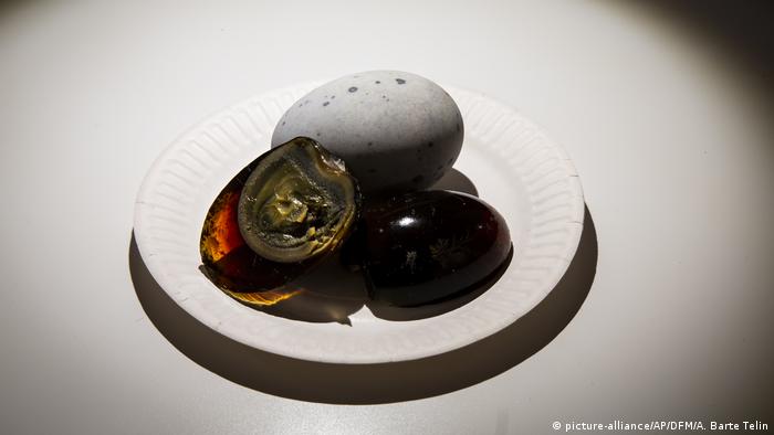 Century egg at the Disgusting Food Museum in Malmo, Sweden (picture-alliance/AP/DFM/A. Barte Telin)