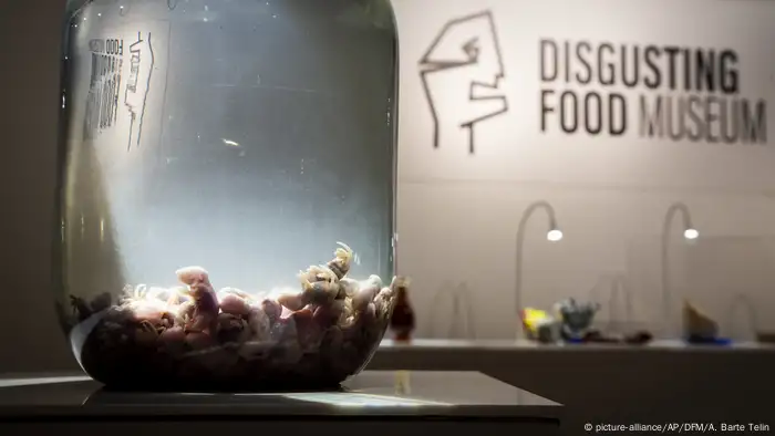 Mouse wine at the Disgusting Food Museum in Malmo, Sweden (picture-alliance/AP/DFM/A. Barte Telin)