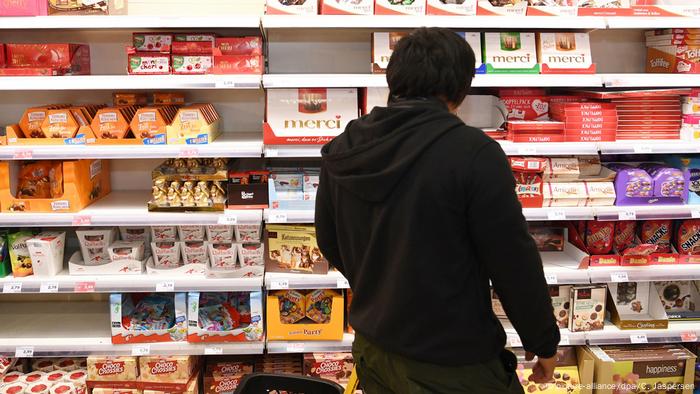 Supermarktregal mit Schokoladenauswahl