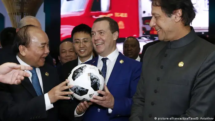 China Dmitri Medwedew, Premierminister Russland & Nguyen Xuan Phuc, Vietnam (picture-alliance/dpa/Tass/D. Astakhov)