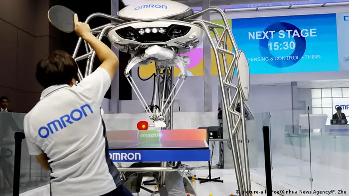 China Omron Roboter in Shanghai | Tischtennis (picture-alliance/Xinhua News Agency/F. Zhe)