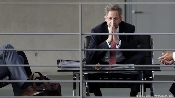 Hans-George Massen wartet auf die Anhörung, die Hände wie beim Gebet gehalten.  (Allianz / AP Foto / M. Sohn)