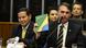 O presidente Jair Bolsonaro (à dir.) segura um exemplar da Constituição ao lado de seu vice, Hamilton Mourão O presidente Jair Bolsonaro (à dir.) segura um exemplar da Constituição ao lado de seu vice, Hamilton Mourão