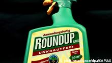 Das Unkrautvernichtungsmittel Roundup vom Chemiekonzern Monsanto mit dem Wirkstoff Glyphosat aufgenommen am 27.10.2017 in Berlin. Foto: XAMAX/dpa | Verwendung weltweit