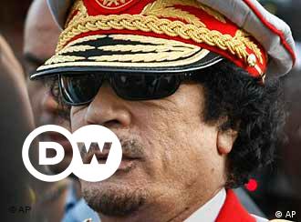 مقاتل ليبي يستولي على قبعة القذافي المزركشة ويهديها لوالده أخبار dw عربية أخبار عاجلة ووجهات نظر من جميع أنحاء العالم dw 24 08 2011