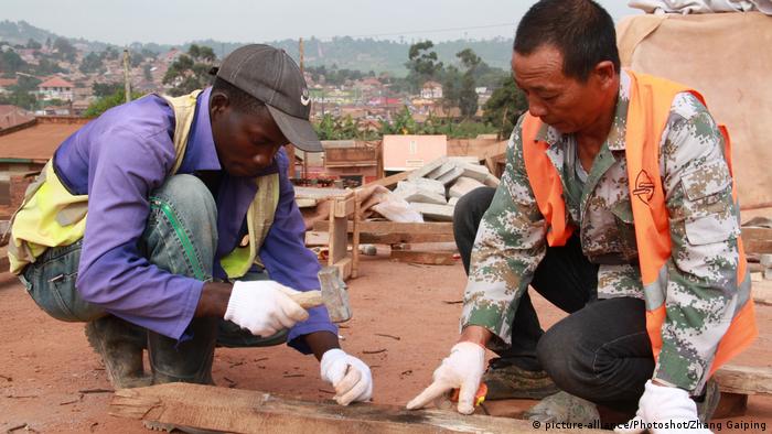 Uganda chinesicher und ugandesicher Bauarbeiter auf der Baustelle des Entebbe-Kampala-Autobahn-Projekts