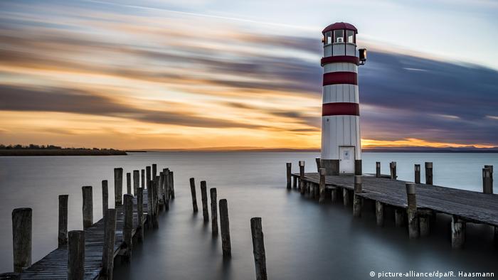 Lighthouse and sunset in Podersdorf, Lake Neusiedl, Austria (picture-alliance/dpa/R. Haasmann)