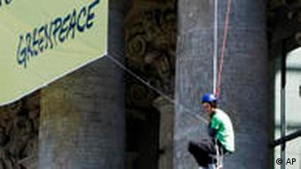 Πανό της Greenpeace κατά της πυρηνικής ενέργειας στη γερμανική βουλή