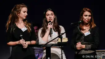 Just 17 and already media makers: Jovana Jović (center) and Vanja Joksimović (left) founded Youthvibes, a portal for teenagers; here in discussion with Jelena Dukić-Pejić (right) from DW Akademie. Brave New Media Forum 2018 in Belgrad