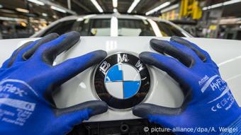 Symbolbild: BMW-Emblem auf den Kofferraumdeckel eines Fahrzeugs 