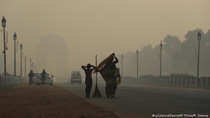 Indien gesundheitsschädlicher Smog in Neu Delhi (picture-alliance/AP Photo/M. Swarup)
