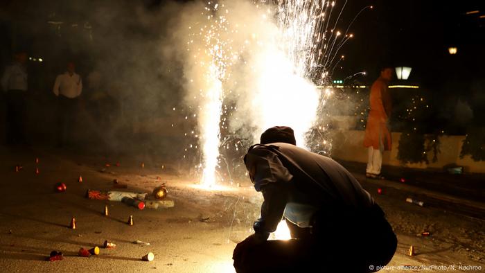 Indians light firecrackers during diwali celebrations (picture-alliance/NurPhoto/N. Kachroo)